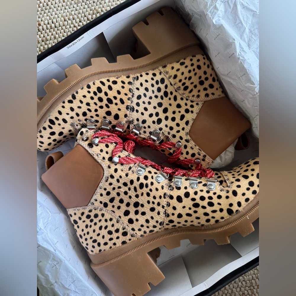 NIB /Cheetah Print Hiking Boots / Women’s Size 10
